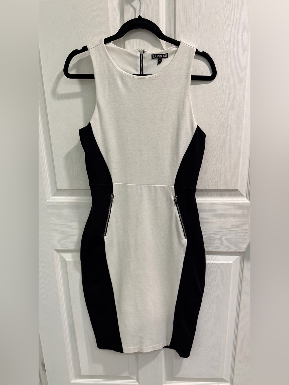 Express Black & White Sleeveless Colorblock Illusion Sheath Dress. Size M.